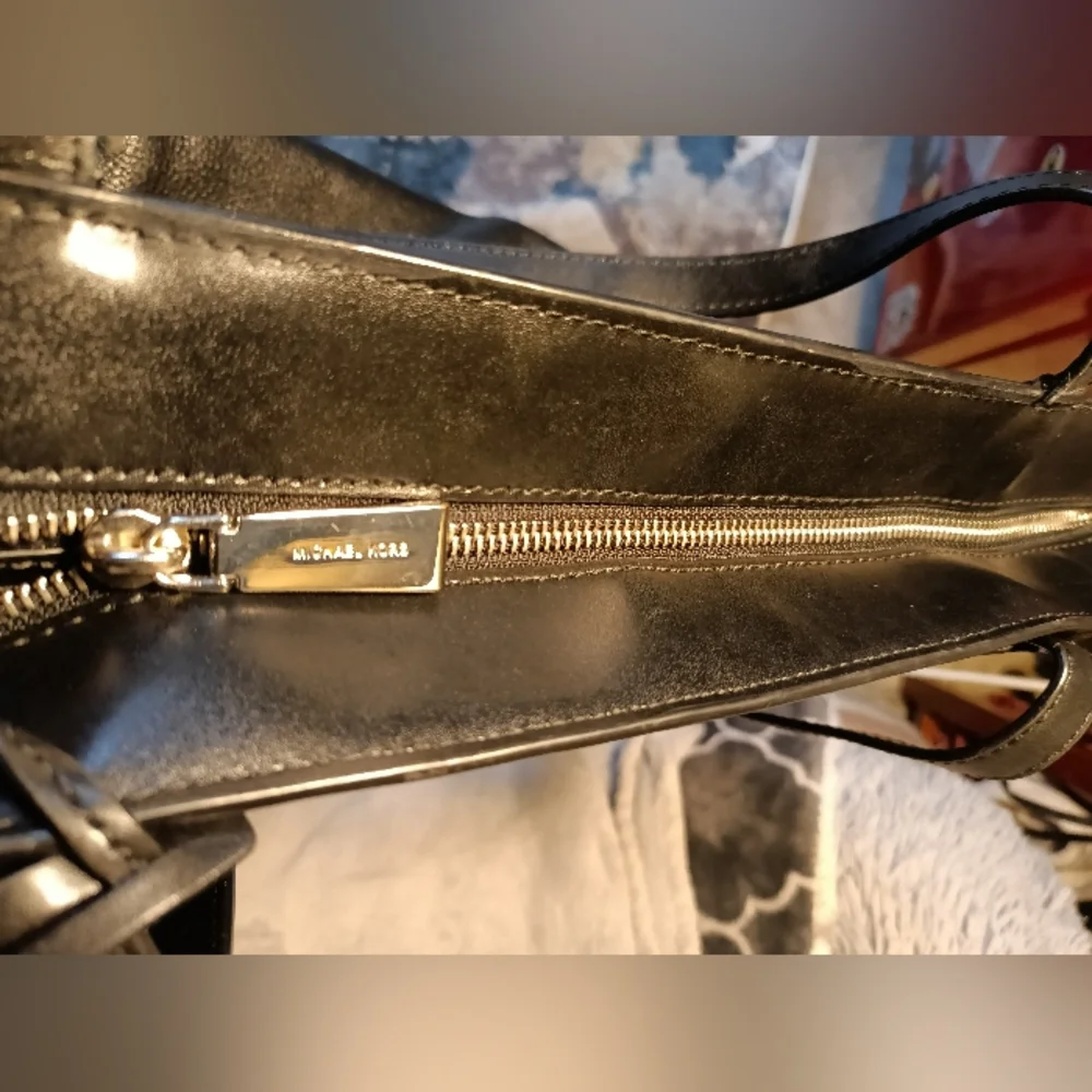Michael kors purse - Picture 2 of 11